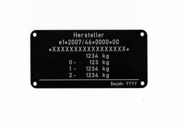 Var.14 Typenschild für die Fahrzeugklasse O1 und O2, beschriftet mit der Zusatzangabe Baujahr